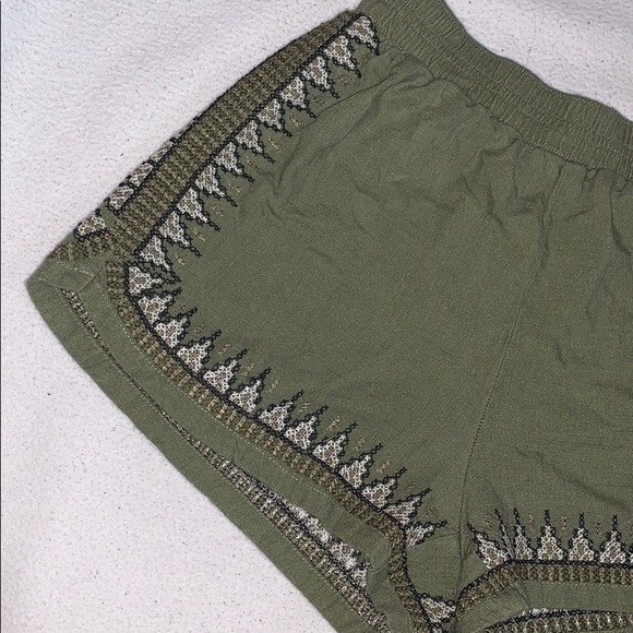 Embroidered shorts - Picture 2 of 2